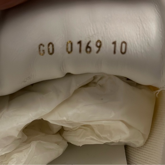 AUTHENTIC LOUIS VUITTON
Calfskin Mens Run Away Sneakers - Picture 5 of 11